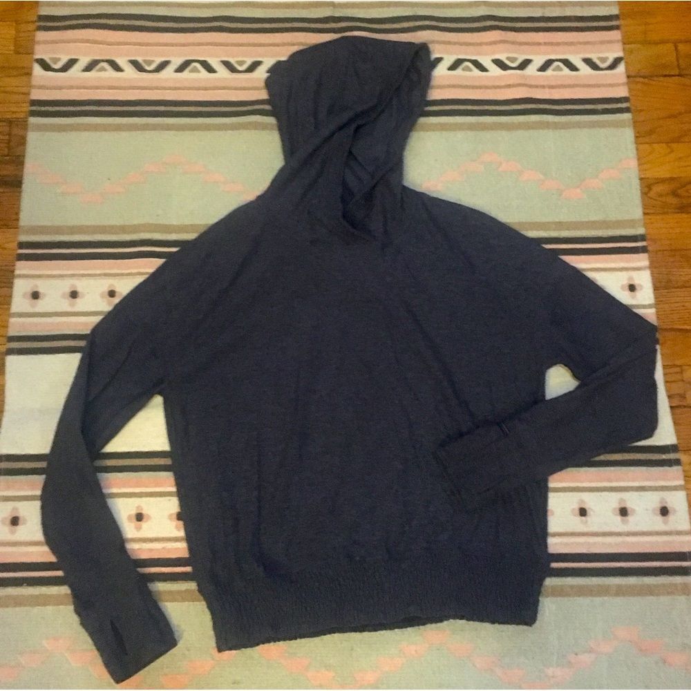 Lululemon size 8 women’s Grey hood long sleeve pullover thumb holes smocked